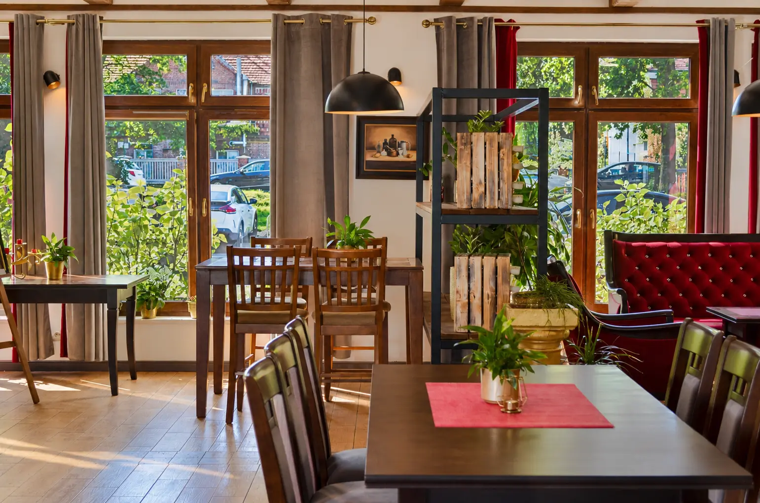 Jasna sala Restauracji U Jakuba z drewnianymi stołami