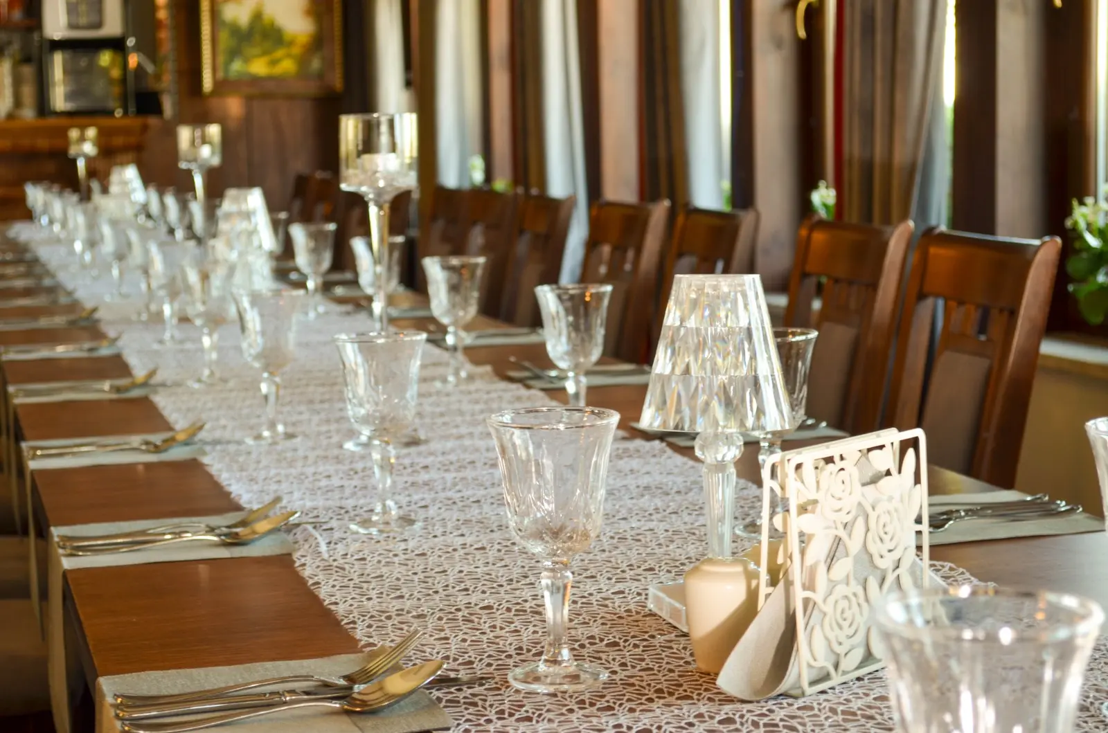 Kieliszki, talerze i dekoracje na stole w Restauracji U Jakuba